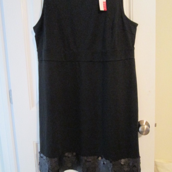 Sleeveless Round Neck Little Black Dress - Picture 3 of 8